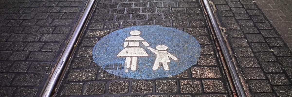 Elias Schwerdtfeger : Fußgänger! Auf den Schienen gehen! | Absurde Straßenkennzeic… | Flickr flickr.com